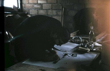 Guy Charoy en pleine création d'affiche pour le festival mondial du théâtre, vers 1968, coll. part.