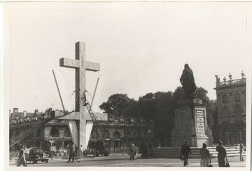 Croix de Lorraine en cours d'assemblage sur la place Stanislas à l'occasion de la visite du général de Gaulle, Lott Nancy-Photo, 1961, 5 Fi 10 900